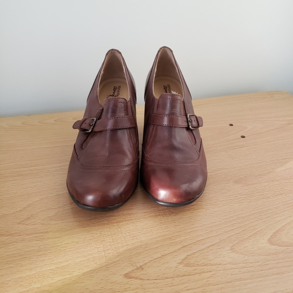Strictly Comfort women's size 7.